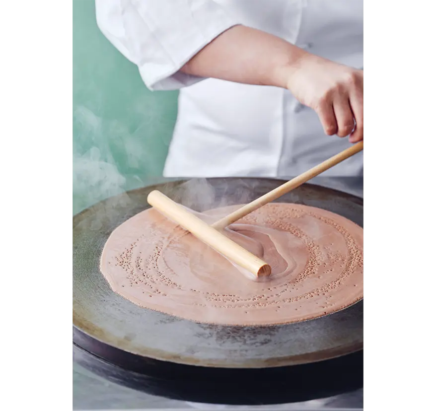 カカオ分99％のチョコレートが溶け込む「チョコレートバター」を練り込んだ、麹を使ったユニークなブラウンクレープ登場「ゴディバ クレープ」オープン