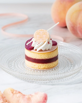 桃とラズベリーのホワイトチョコレートケーキ