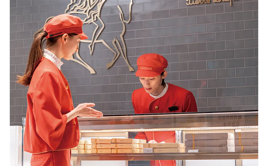 ゴディバの創業100周年の節目に、感謝を込めてユニフォームを12年ぶりに全面リニューアル～ファッション・テキスタイルブランド「minä perhonen」のデザイナー皆川 明氏による新デザインへ～