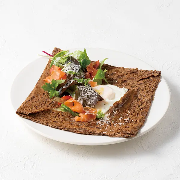 そば粉のカカオガレット スモークサーモンと半熟卵