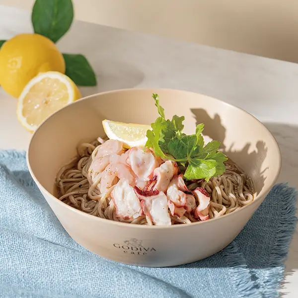 甘海老と蛸の柑橘香味蕎麦～カカオ黒七味添え