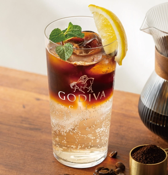 京都のコーヒーロースター 小川珈琲との共同開発が実現！！ゴディバカフェ「ジャスミンとアプリコットのコーヒーソーダ」～2026年4月24日（金）より～