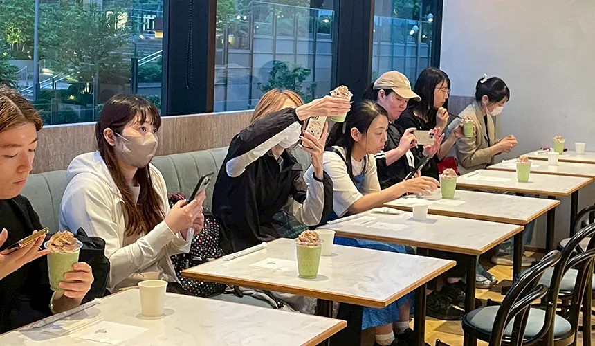 【画像④:座席のゲスト様】